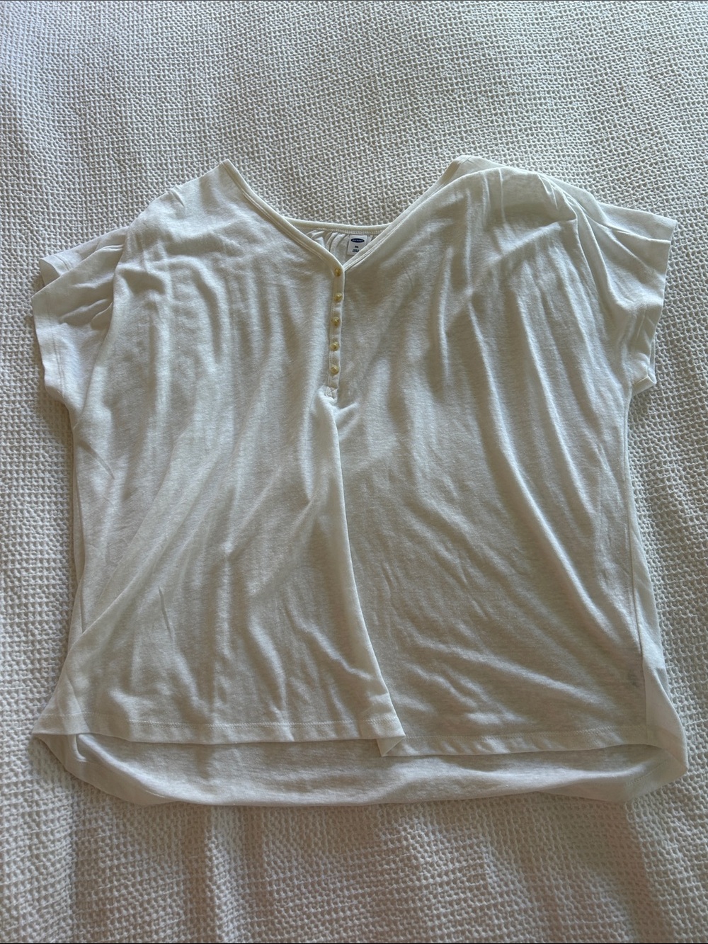 Old Navy Cream Short Sleeve V-Neck Buttoned Tee
